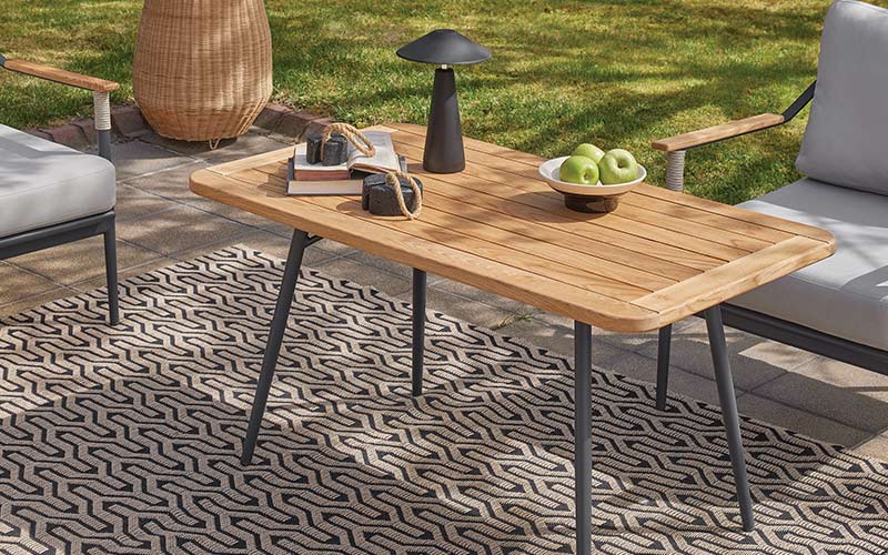 A Garden Conservatory Decoration Guide: Furniture Options for the Cold Season